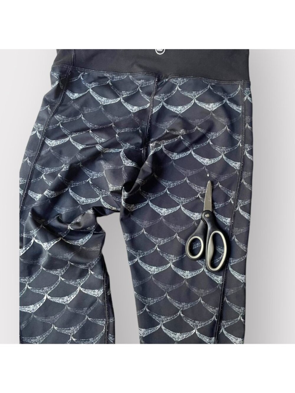 Vineyard Vines Size XS Black Gray Tonal Whale Tail Performance Cropped Leggings - Picture 9 of 10